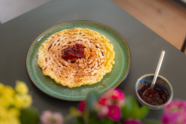Strauben: Ein süßer Gruß aus der Pfanne