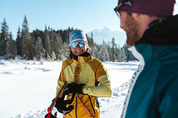 Langlaufen in der Region Seefeld - Langläuferin macht sich bereit
