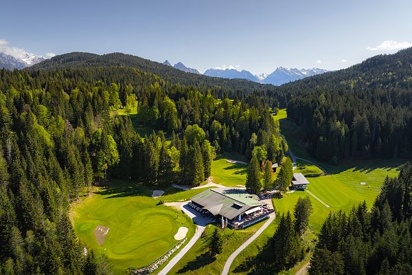 restaurant-golfclub-wildmoos-drohnenaufnahme-restaurant-blick-richtung-karwendel-1