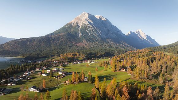 slider-drohnenaufnahme-oberer-wiesenweg-im-herbst