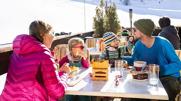 Familien-Skifahren in der Region Seefeld - Ganze Familie bei Einkehr - Birkenlift