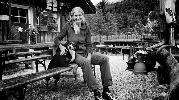 slider-huettenwirtin-christine-ackermann-von-der-scharnitzer-alm-im-karwendelgebirge-portrait-mit-hund-schwarz-weiss