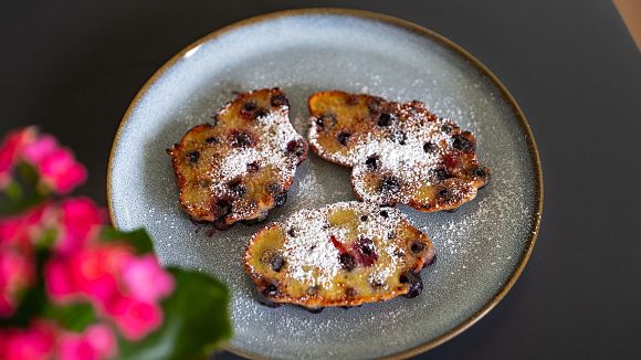 slider-kochtutorial-moosbeernocken-detailaufnahme-mit-blumen-im-vordergrund