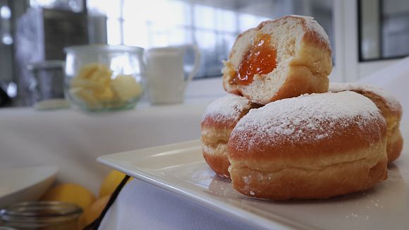 slider-krapfen-im-interalpen-hotel-detailaufnahme-aufgeschnittener-krapfen-mit-marmelade