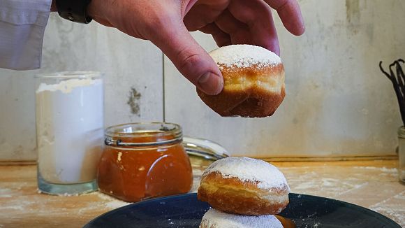 slider-krapfen-im-interalpen-hotel-koch-stapelt-krapfen-aufeinander