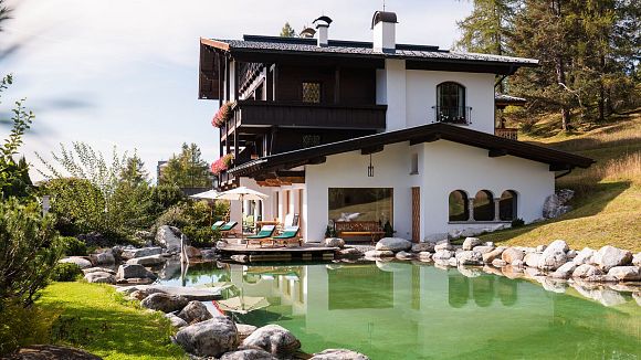 slider-laerchenhof-natur-blick-ueber-den-teich-richtung-liegen