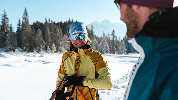 Langlaufen in der Region Seefeld - Langläuferin macht sich bereit