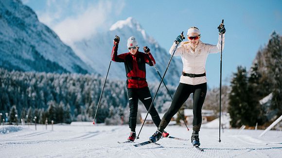 Langlaufen in der Region Seefeld_zwei Langläufer auf C9 Plaik Loipe in Leutasch_Nahaufnahme von vorne