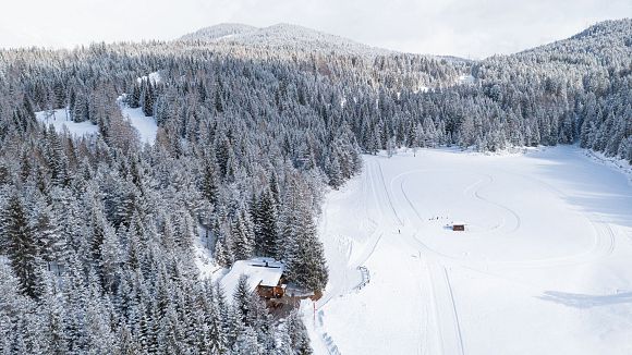 slider-lottenseehuette-und-lottensee-im-winter-von-oben-luftaufnahme