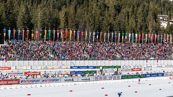 slider-volle-zuschauertribuene-in-seefeld