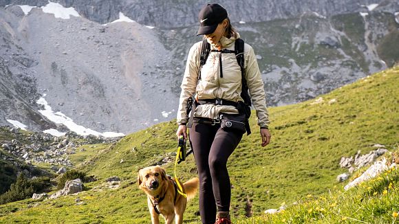 Wandern mit Hund - Hund mit Wanderin im Wettersteingebirge