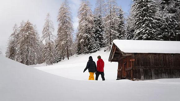 slider-winterwandern-paar-oberer-wiesenweg-paar-von-hinten-mit-huette-651b746512be4fbe89c1ddadf9d59d00-e1916efb962041ac8fe40b3cbd6f3386