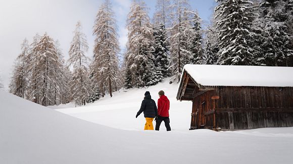 slider-winterwandern-paar-oberer-wiesenweg-paar-von-hinten-mit-huette