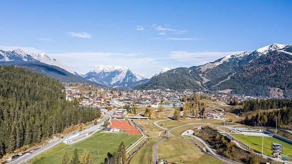 slider-wm-arena-fussballplatz-und-skirollerstrecke-in-seefeld-im-herbst