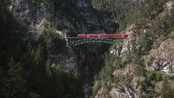 slider-zug-karwendelbahn-anreise-in-die-olympiaregion-seefeld