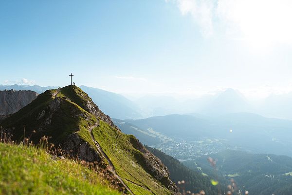Wanderer am Gipfel der Seefelder Spitze - Blick auf die Reither Spitze und die Region Seefeld