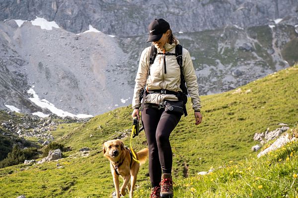 Wandern mit Hund - Hund mit Wanderin im Wettersteingebirge
