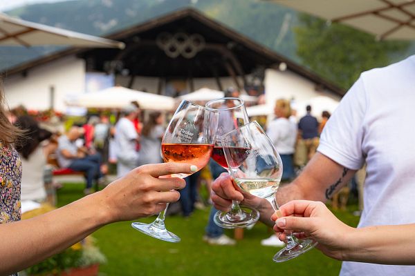 Winzerfest Seefeld 2024 - Anstoßen mit verschiedenen Weinen vor der Festkulisse
