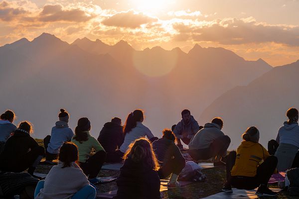 Eine Reise zu mir vor der Aufgehenden Bergsonne
