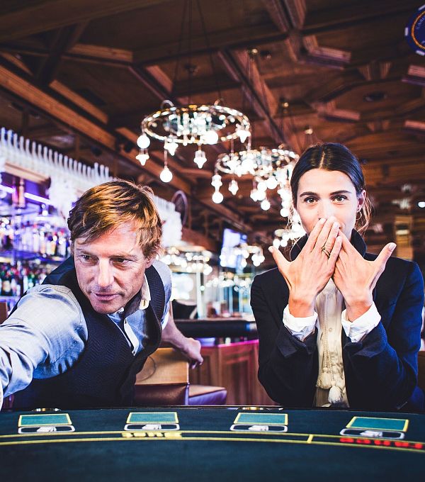Man en vrouw achter een speeltafel in een casino.
