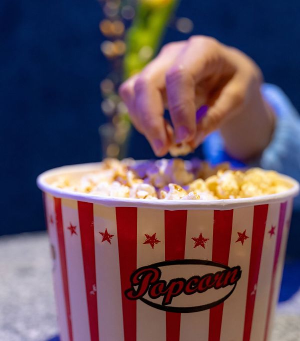 Cinepoint Seefeld Kino_Nahaufnahme Frau nimmt Popcorn