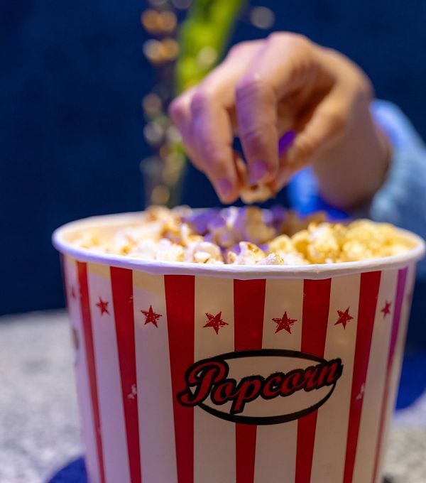 Cinepoint Seefeld Kino_Nahaufnahme Frau nimmt Popcorn