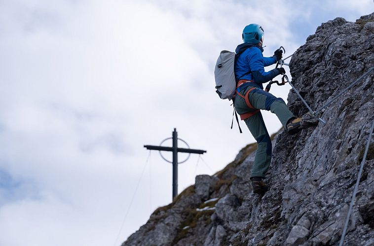 das-gipfelkreuz-der-seefelder-spitze-in-sicht-seefeld-1-1-2