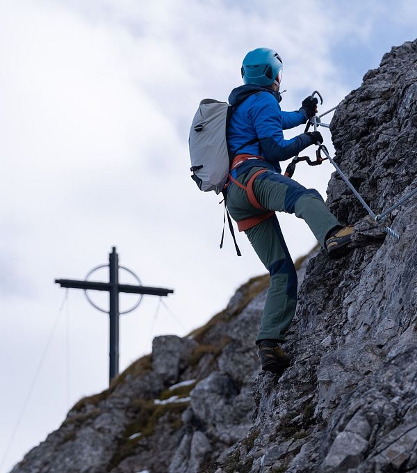 Das Gipfelkreuz der Seefelder Spitze in Sicht - Seefeld (1) (1)