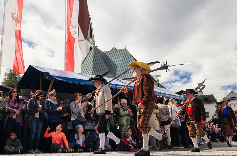 der-trachtenumzug-gehoert-zu-den-grossen-highlights-am-handwerksfest-seefeld