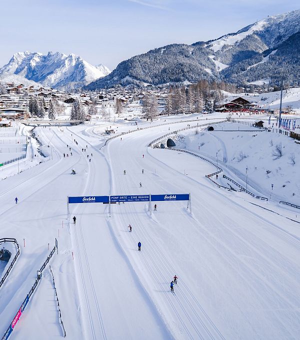 Drohnenaufnahme Arena365 in Seefeld - tief verschneite Winterlandschaft bei Sonnenschein