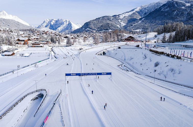 Drohnenaufnahme Arena365 in Seefeld - tief verschneite Winterlandschaft bei Sonnenschein
