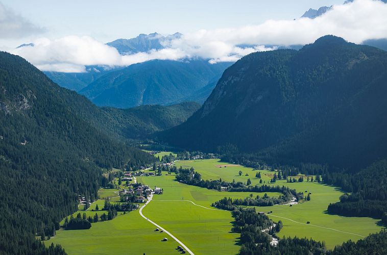 drohnenaufnahme-blick-nach-unterleutasch-mit-leutascher-ache