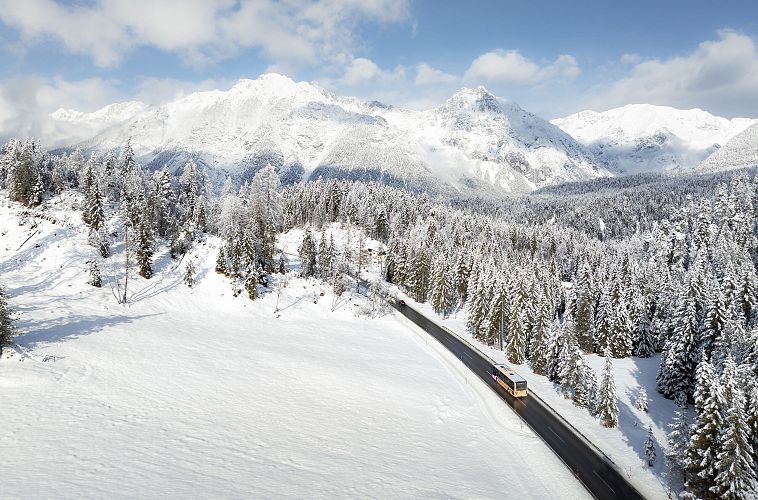 Drohnenaufnahme_Bus fährt von Seefeld nach Leutasch im Winter