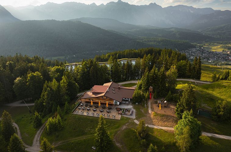 drohnenaufnahme-gschwandkopf-sonnenalm-aus-der-naehe-mit-blick-richtung-seefeld-2