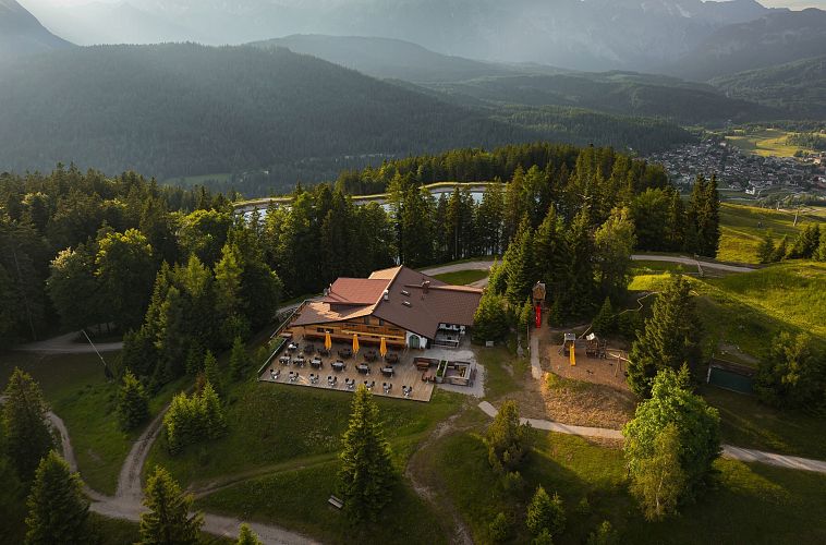 drohnenaufnahme-gschwandkopf-sonnenalm-aus-der-naehe-mit-blick-richtung-seefeld