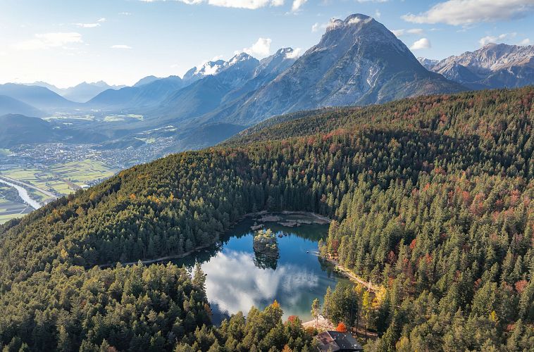 Drohnenaufnahme Möserer See im Herbst_Blick auf Hohe Munde und Mieminger Plateau