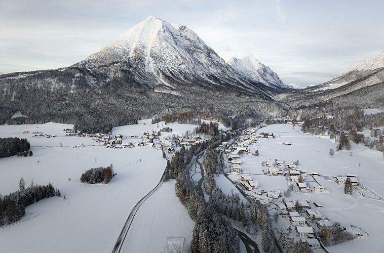 Drohnenaufnahme Neuschnee 27.11. Leutasch Blick Richtung Hohe Munde