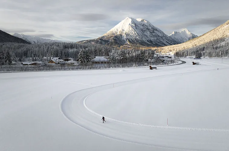 Drohnenaufnahme Neuschnee 27.11. Leutasch Blick Richtung Hohe Munde mit Langlaufskiier auf Kurve A7 Loipe (1)