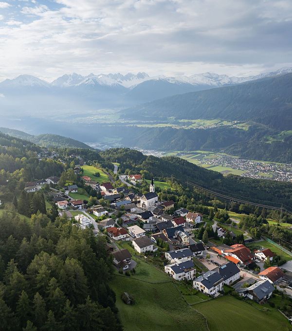 Drohnenaufnahme Reith im Spätsommer_Blick ins Inntal mit Wald