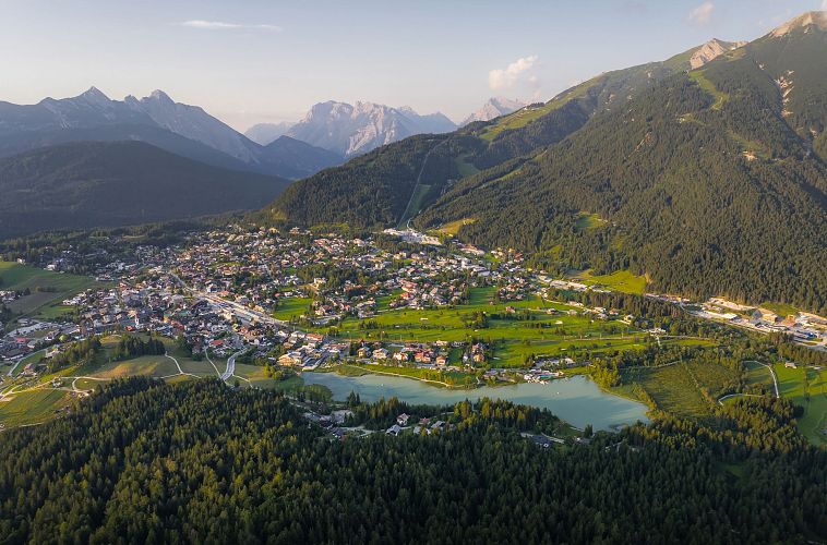 drohnenaufnahme-vom-gschwandtkopf-auf-seefeld-bei-sonnenuntergang-mit-wildsee-14