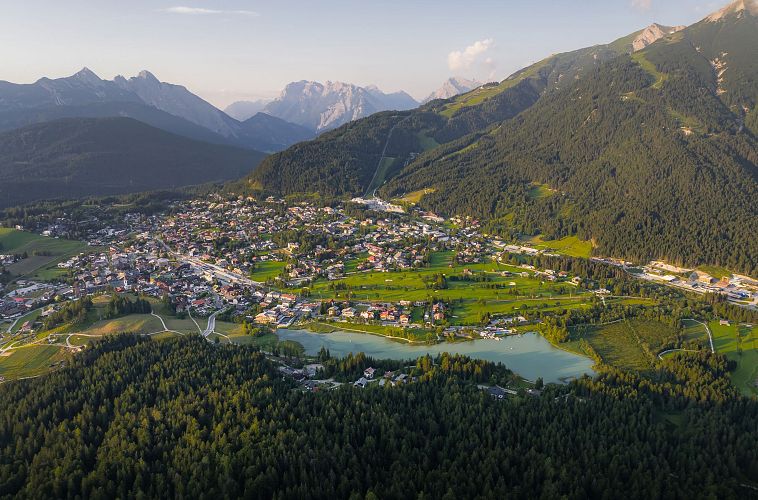 Drohnenaufnahme vom Gschwandtkopf auf Seefeld bei Sonnenuntergang mit Wildsee