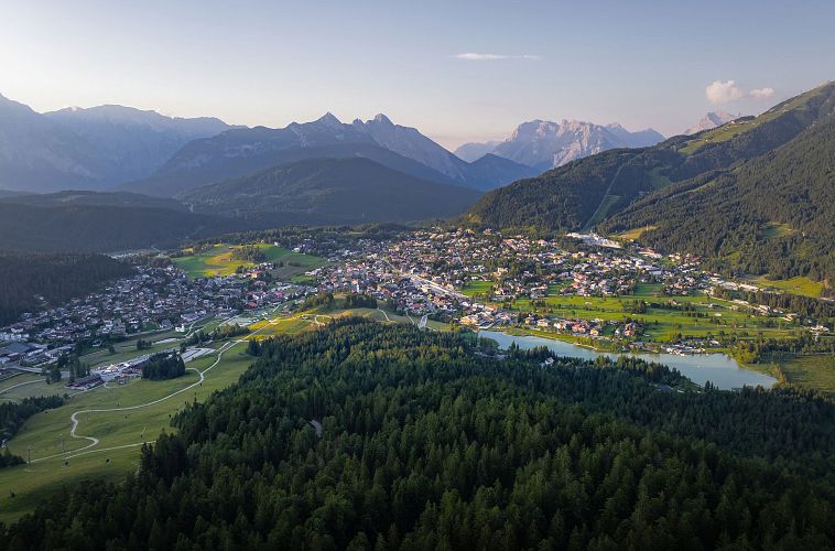 Drohnenaufnahme vom Gschwandtkopf auf Seefeld bei Sonnenuntergang- viel Wald