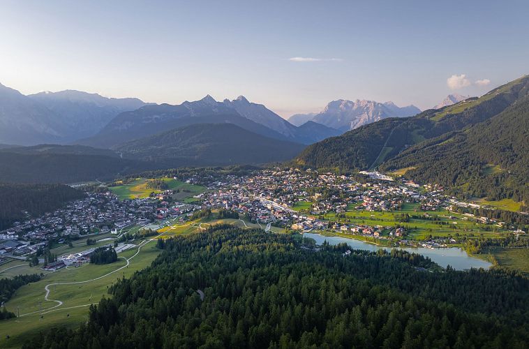 Drohnenaufnahme vom Gschwandtkopf auf Seefeld bei Sonnenuntergang- viel Wald