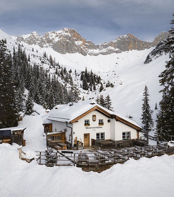 Drohnenaufnahme Wettersteinhütte - Nahaufnahme mit Blick ins Wettersteingebirge