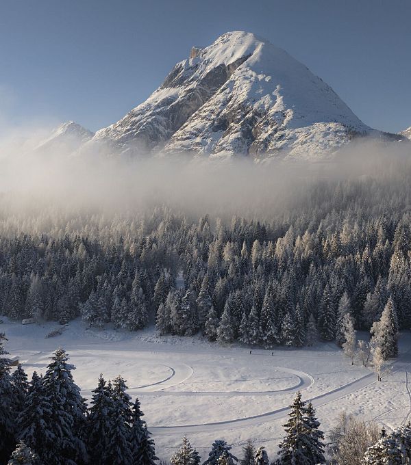 drohnenaufnahme-wildmoos-im-nebel-hohe-munde-mit-lottensee-und-zwei-langlaeufern-auf-der-loipe-1