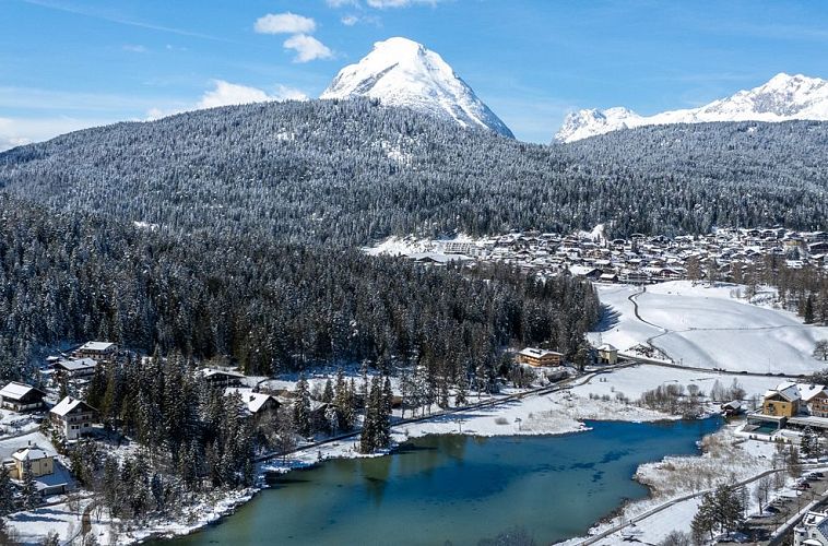 Drohnenfoto-vom-Wildsee-mit-der-Hohen-Munde-im-Hintergrund