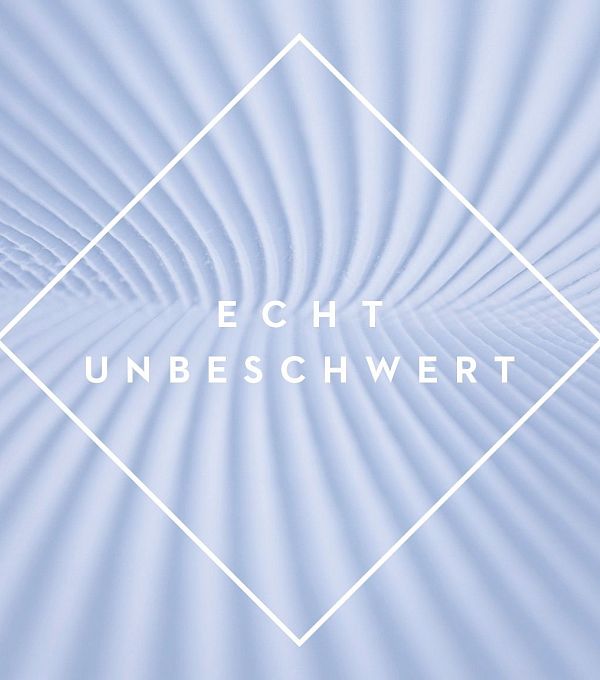 Weißer gerippter Hintergrund mit Text 'Echt Unbeschwert' in einer Raute.