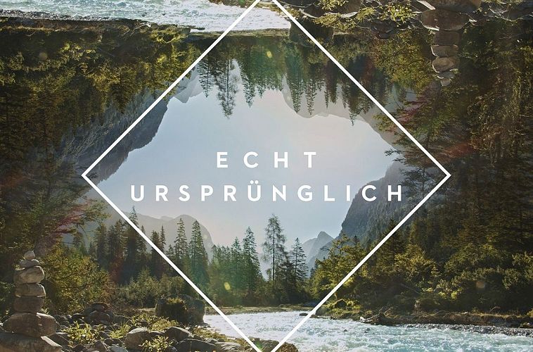 Eine Berglandschaft mit Fluss, Bäumen und blauem Himmel, umrahmt von geometrischer Grafik.