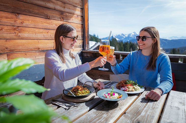 Einkehr auf der Hämmermoosalm im Winter_zwei Frauen stoßen an