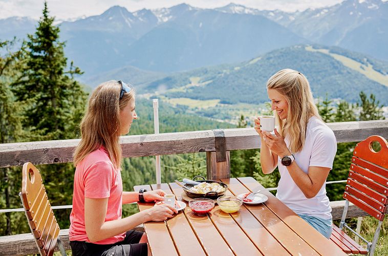 Einkehr auf der Sonnenterrasse der Hochegg Alm mit Kaffee und Kaiserschmarrn